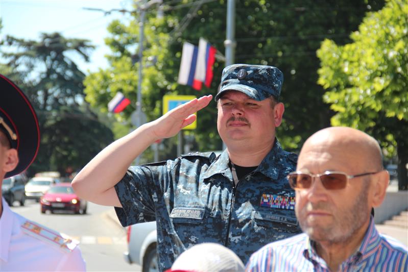 Портрет офицера Росгвардии появился на обновленной Доске почета города Севастополя