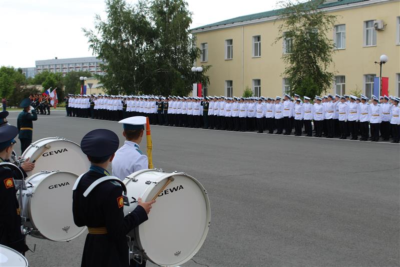 Сотрудники оренбургского СОБР поздравили сына погибшего сослуживца Героя России Дмитрия Новосёлова с окончанием кадетского училища