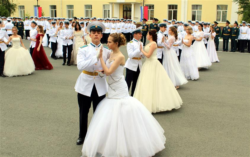 Сотрудники оренбургского СОБР поздравили сына погибшего сослуживца Героя России Дмитрия Новосёлова с окончанием кадетского училища