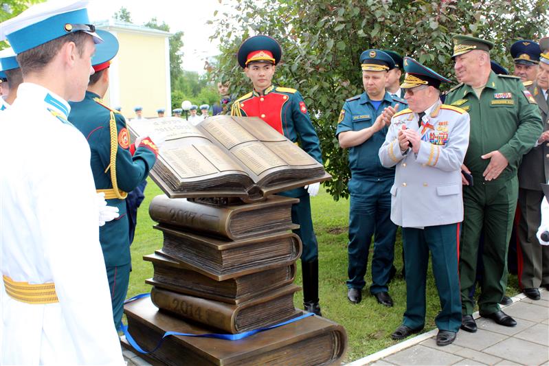 Сотрудники оренбургского СОБР поздравили сына погибшего сослуживца Героя России Дмитрия Новосёлова с окончанием кадетского училища