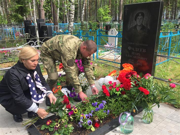 Владимирские росгвардейцы посетили могилу сослуживца, погибшего в 2002 году при исполнении служебного долга 