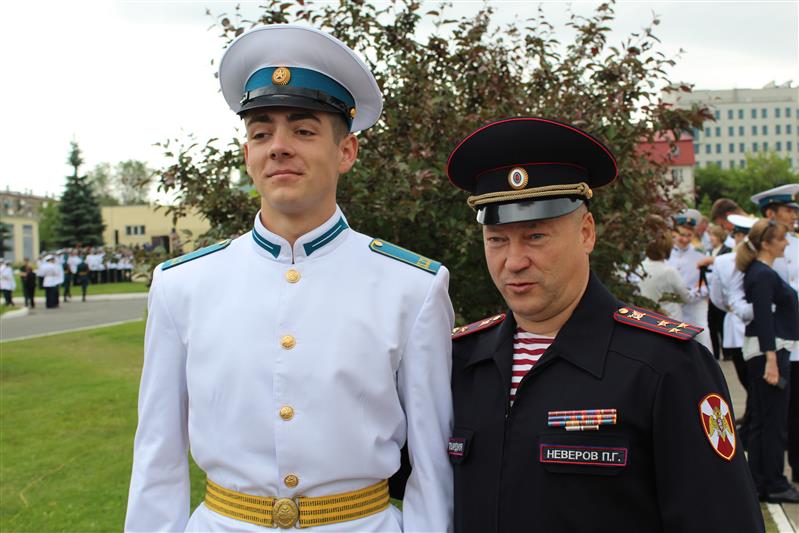 Сотрудники оренбургского СОБР поздравили сына погибшего сослуживца Героя России Дмитрия Новосёлова с окончанием кадетского училища