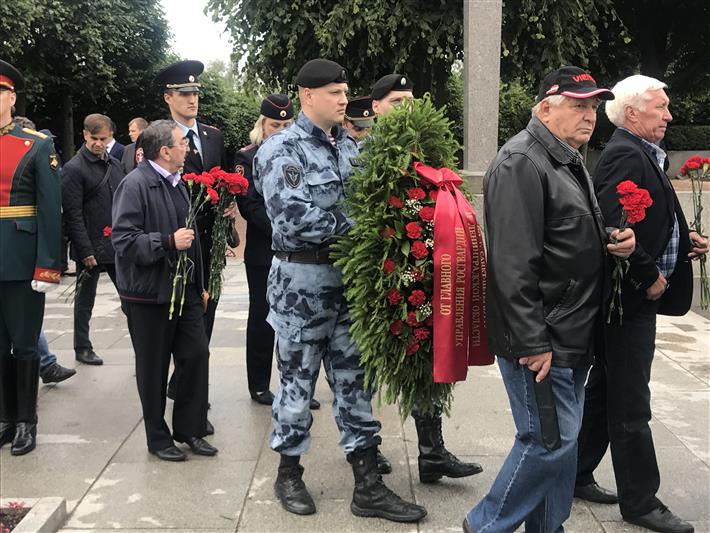 В День памяти и скорби на Пискаревском мемориальном кладбище Санкт-Петербурга прошла торжественно-траурная церемония