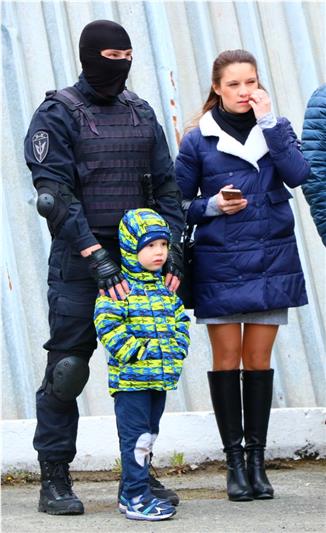 В Свердловской области сотрудники ОМОН на транспорте провели День открытых дверей для детей