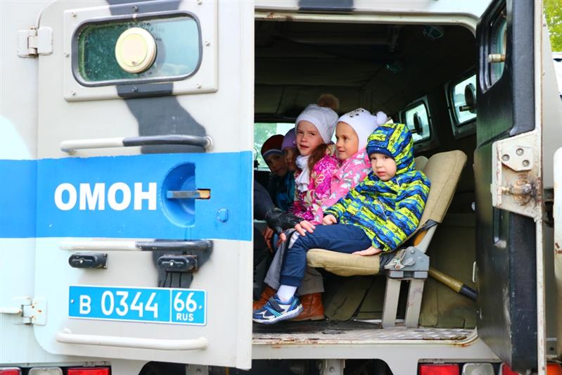В Свердловской области сотрудники ОМОН на транспорте провели День открытых дверей для детей