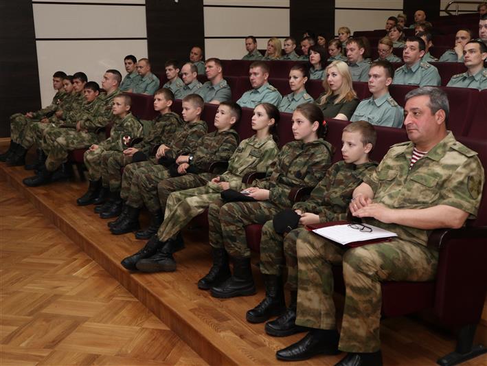 В Нижнем Новгороде наградили кадет-росгвардейцев, которые пришли на помощь попавшим в беду людям (фото, видео)