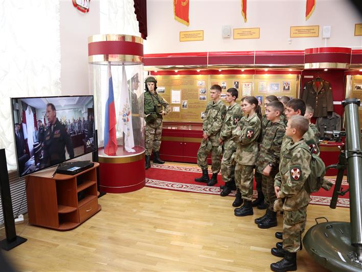 В Нижнем Новгороде наградили кадет-росгвардейцев, которые пришли на помощь попавшим в беду людям (фото, видео)