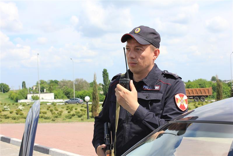 За прошедшую неделю в Белгородской области сотрудники Росгвардии задержали граждан, находившихся в розыске, подозреваемых в магазинной краже, а также пресекли драку