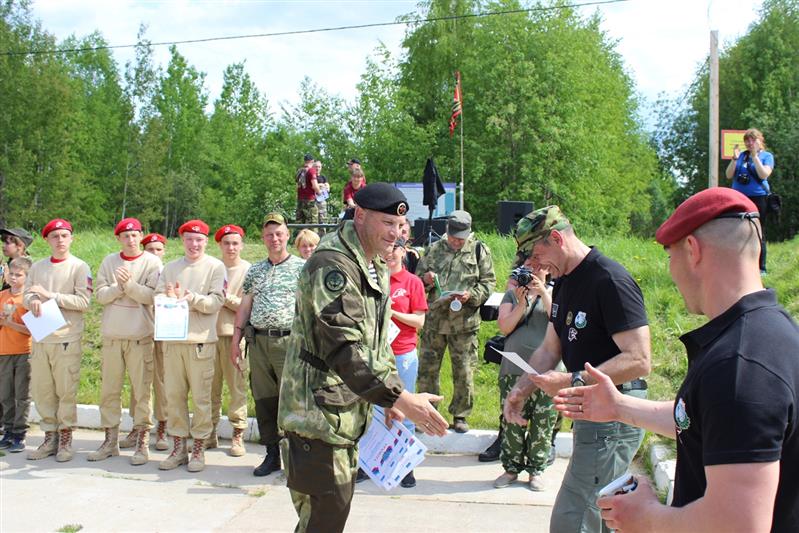 «Краповые береты» из отряда специального назначения «Ратник» провели масштабную военно-спортивную игру для школьников