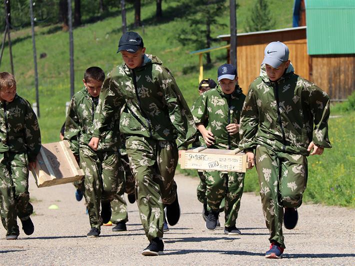 Бойцы забайкальского СОБР устроили военно-спортивную эстафету для ребят, отдыхающих в детском лагере