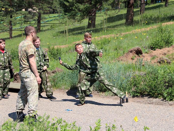 Бойцы забайкальского СОБР устроили военно-спортивную эстафету для ребят, отдыхающих в детском лагере