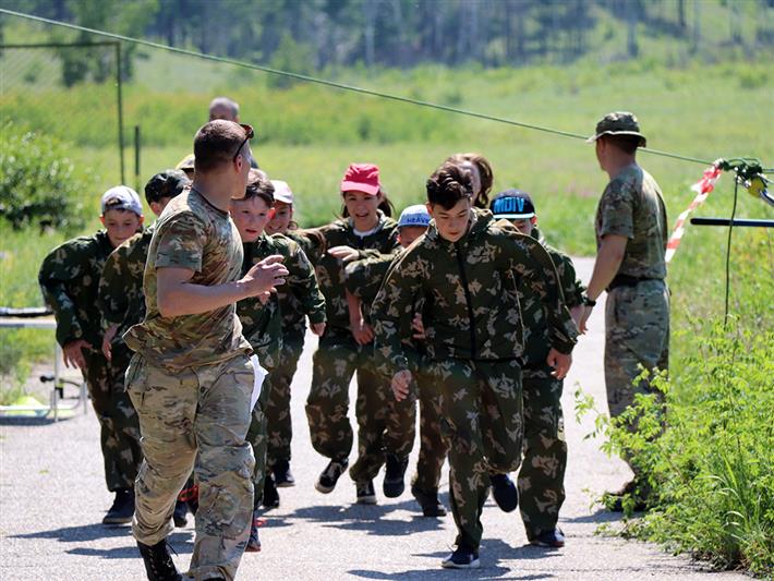 Бойцы забайкальского СОБР устроили военно-спортивную эстафету для ребят, отдыхающих в детском лагере