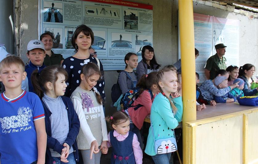 Сотрудники кинологического центра Росгвардии провели показательные выступления со своими питомцами для учеников саратовских школ 