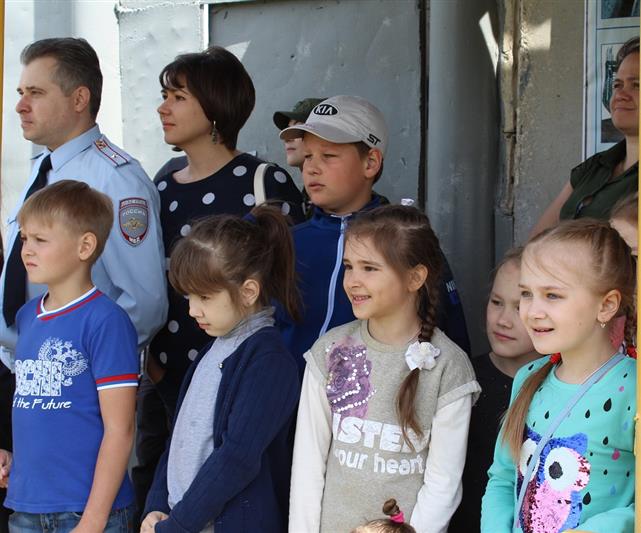 Сотрудники кинологического центра Росгвардии провели показательные выступления со своими питомцами для учеников саратовских школ 