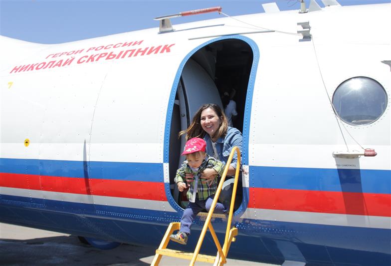 В отдельном авиационном полку Южного округа Росгвардии состоялся грандиозный праздник в честь Международного дня защиты детей и начала летних каникул (фото)