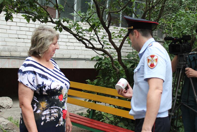 В Курске росгвардейцы и спасатели МЧС встретились с местной жительницей, которую они вместе с внучкой вывели из горящего здания