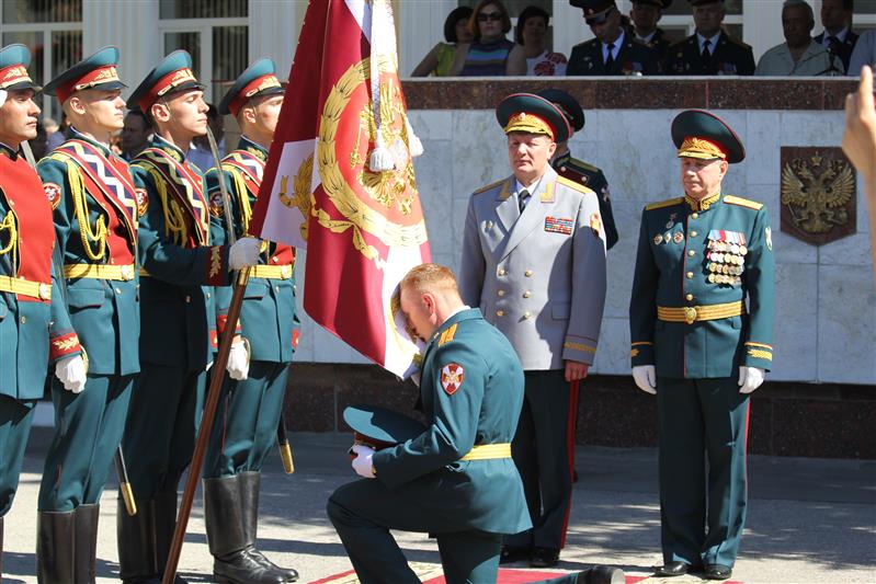 Выпускники Саратовского военного института простились со знаменем учебного заведения 