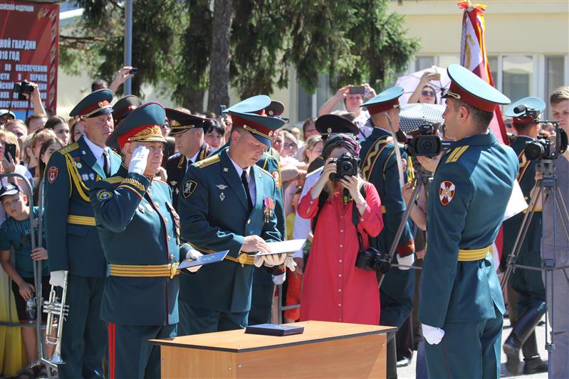 Выпускники Саратовского военного института простились со знаменем учебного заведения 