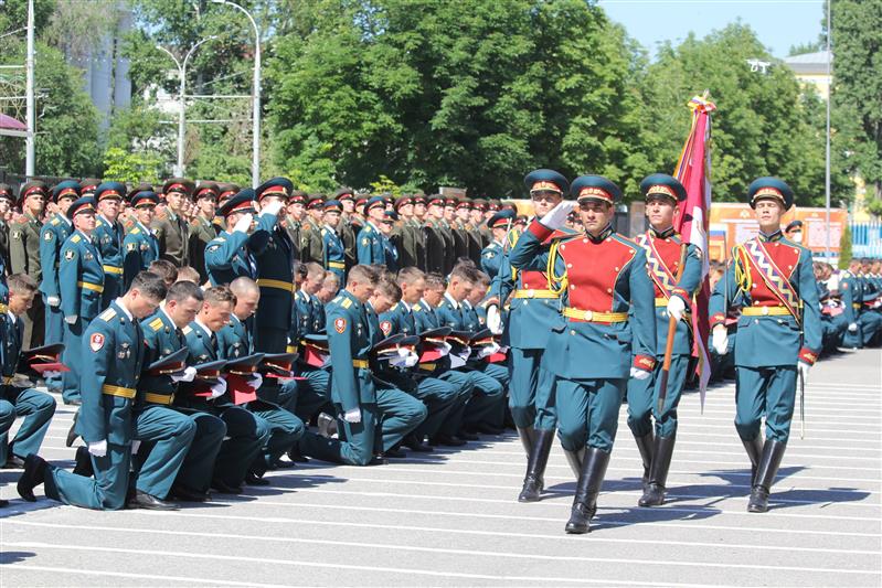 Выпускники Саратовского военного института простились со знаменем учебного заведения 