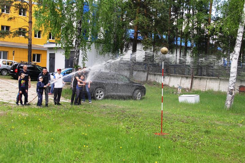 В Тюмени сотрудники Росгвардии и члены их семей стали призерами семейного военно-спортивного турнира