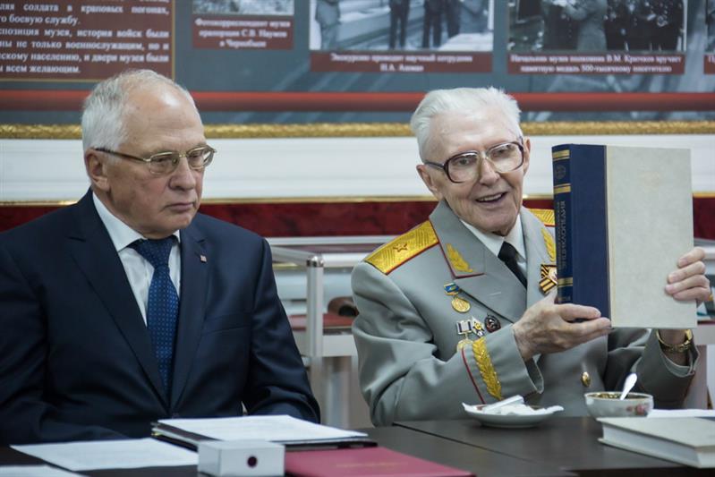 Генерал-майор Владимир Некрасов передал на хранение в музей Росгвардии личный экземпляр Большой Российской Энциклопедии в 36-ти томах