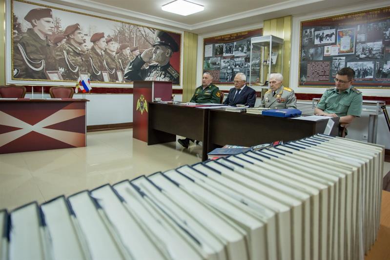 Генерал-майор Владимир Некрасов передал на хранение в музей Росгвардии личный экземпляр Большой Российской Энциклопедии в 36-ти томах