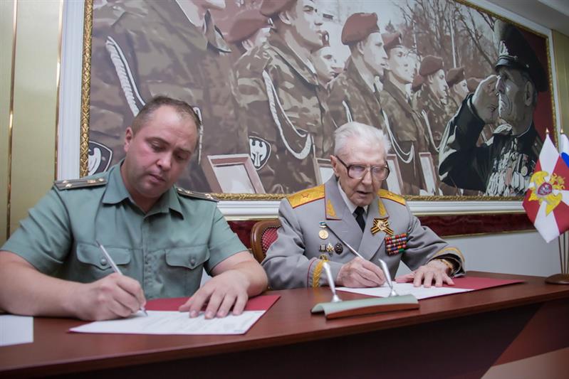 Генерал-майор Владимир Некрасов передал на хранение в музей Росгвардии личный экземпляр Большой Российской Энциклопедии в 36-ти томах