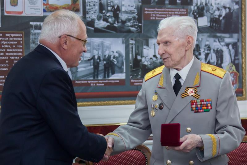 Генерал-майор Владимир Некрасов передал на хранение в музей Росгвардии личный экземпляр Большой Российской Энциклопедии в 36-ти томах
