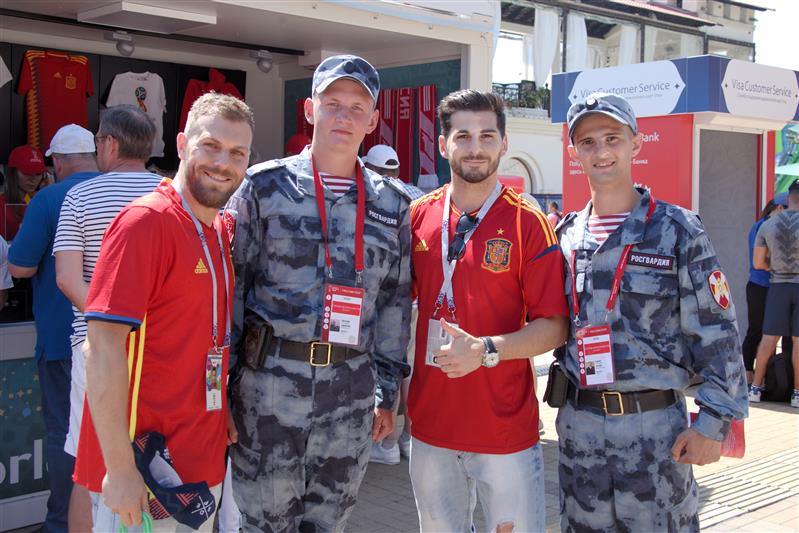 Корреспонденты журнала Росгвардии «На боевом посту» побывали на церемонии открытия Фестиваля болельщиков в Сочи. Фоторепортаж с места событий