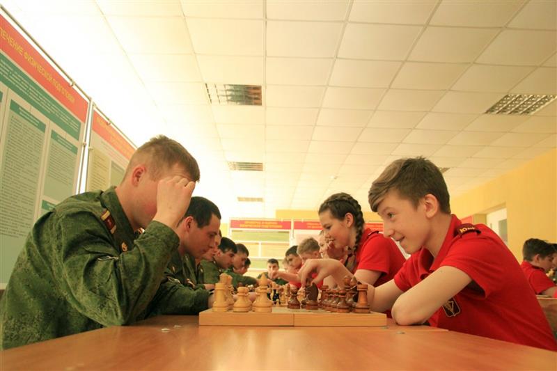 Кадеты Росгвардии постигают азы военного дела под руководством офицеров Пермского института