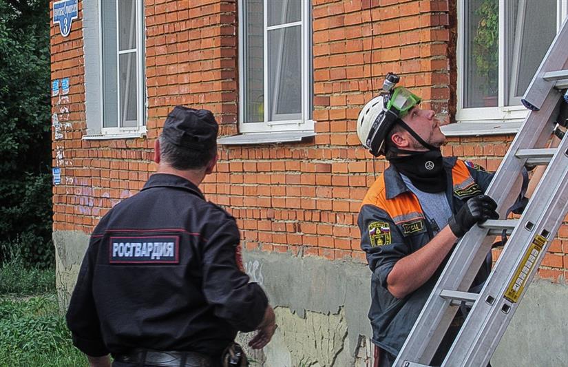 В Пензе сотрудники вневедомственной охраны Росгвардии помогли женщинам выбраться из запертой квартиры