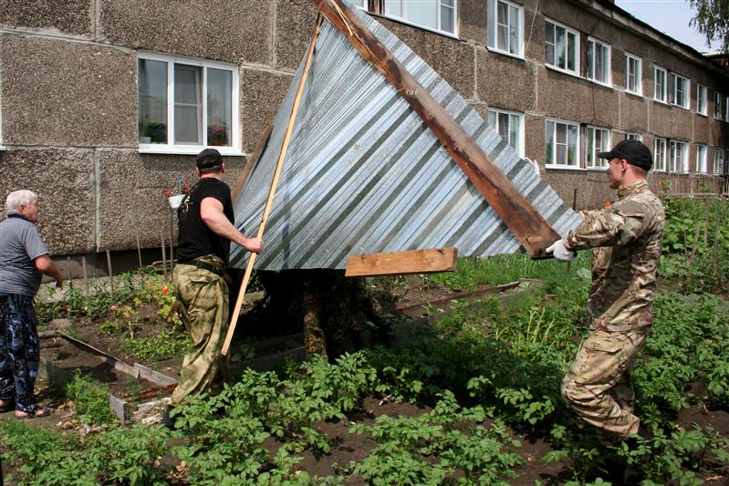 Сотрудники Управления Росгвардии по Алтайскому краю помогли жителям барнаульского микрорайона Затон в ликвидации последствий урагана (видео)
