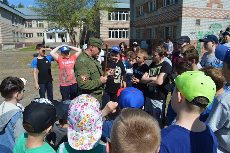 Четвероногие помощники росгвардейцев удивили тюменских школьников 
