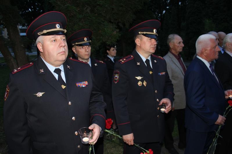 Военнослужащие и сотрудники Северо-Западного округа Росгвардии приняли участие в акции «Свеча памяти»