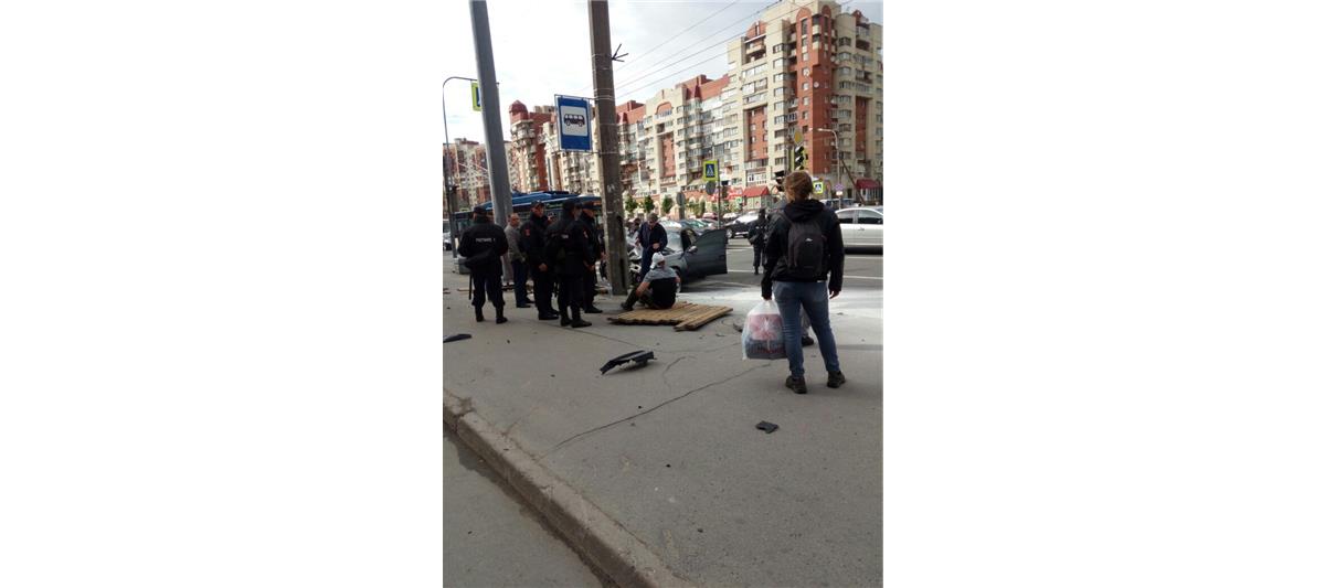 В Санкт-Петербурге военнослужащие Росгвардии оказали помощь пострадавшим в ДТП