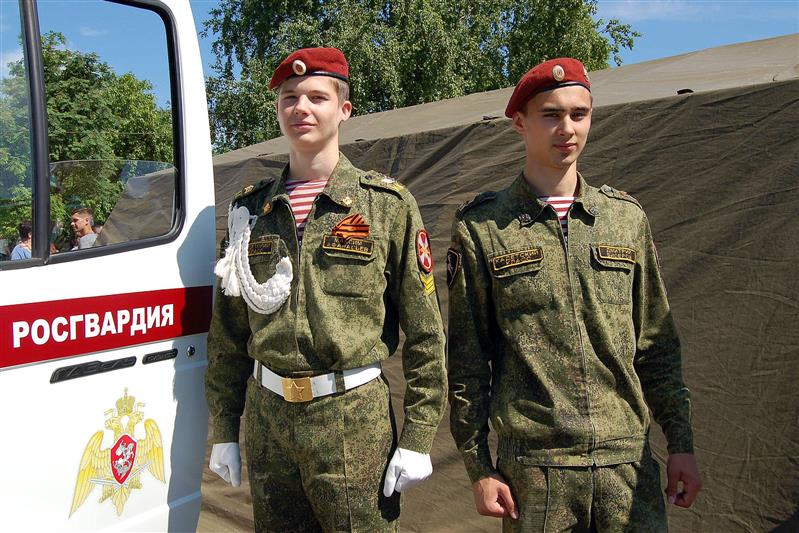 Кировские росгвардейцы приняли участие в военно-патриотической акции «Служба по контракту - твой выбор!» 