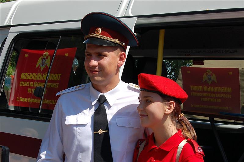 Кировские росгвардейцы приняли участие в военно-патриотической акции «Служба по контракту - твой выбор!» 