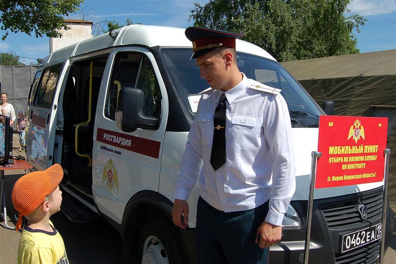 Кировские росгвардейцы приняли участие в военно-патриотической акции «Служба по контракту - твой выбор!» 
