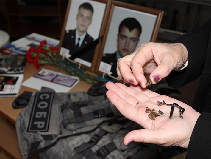В Кузбассе сотрудники Росгвардии передали в городской музей личные вещи погибших бойцов СОБР