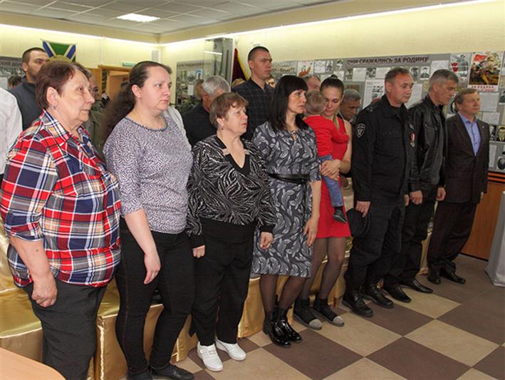 В Кузбассе сотрудники Росгвардии передали в городской музей личные вещи погибших бойцов СОБР
