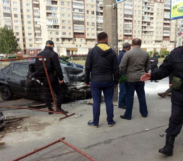 В Санкт-Петербурге военнослужащие Росгвардии оказали помощь пострадавшим в ДТП