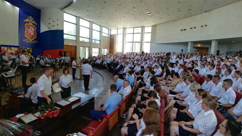 Замначальника крымского управления Росгвардии поздравил коллег из взаимодействующей структуры с 300-летием российской полиции