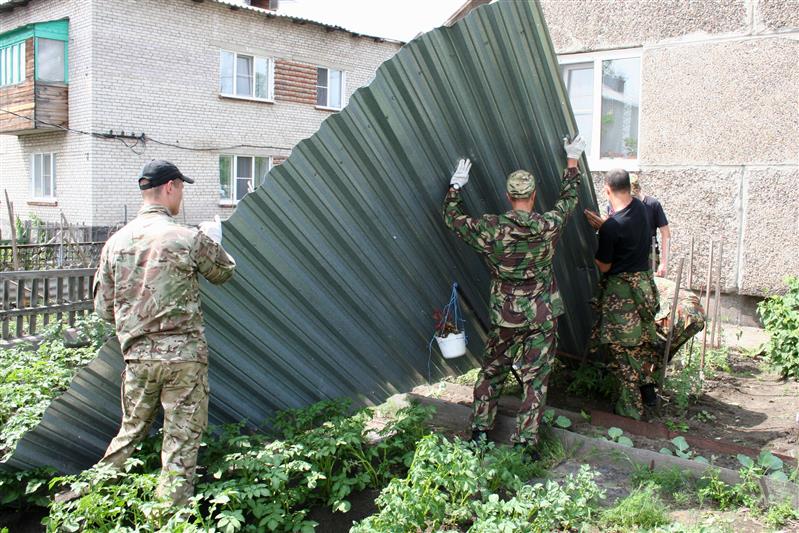 Сотрудники Управления Росгвардии по Алтайскому краю помогли жителям барнаульского микрорайона Затон в ликвидации последствий урагана (видео)