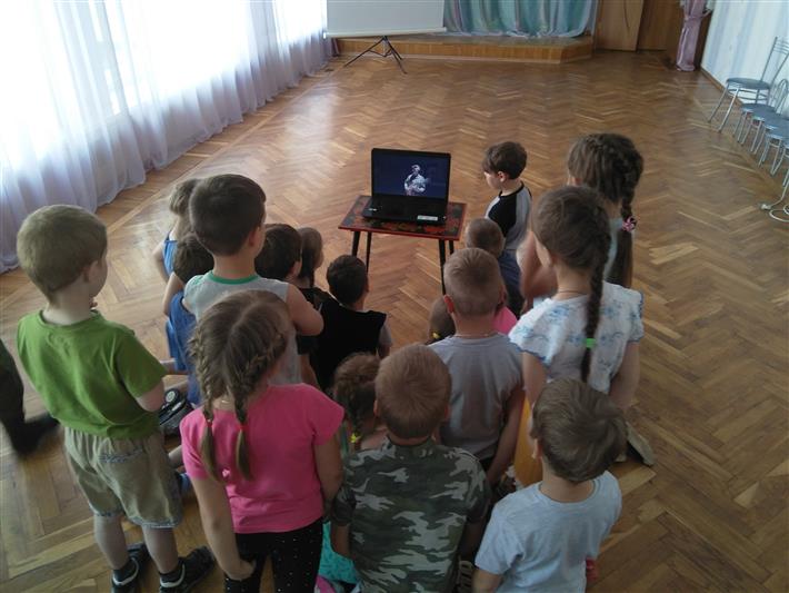 В преддверии знаменательной даты шестилетняя дочь вологодского росгвардейца провела для сверстников занятие по физподготовке