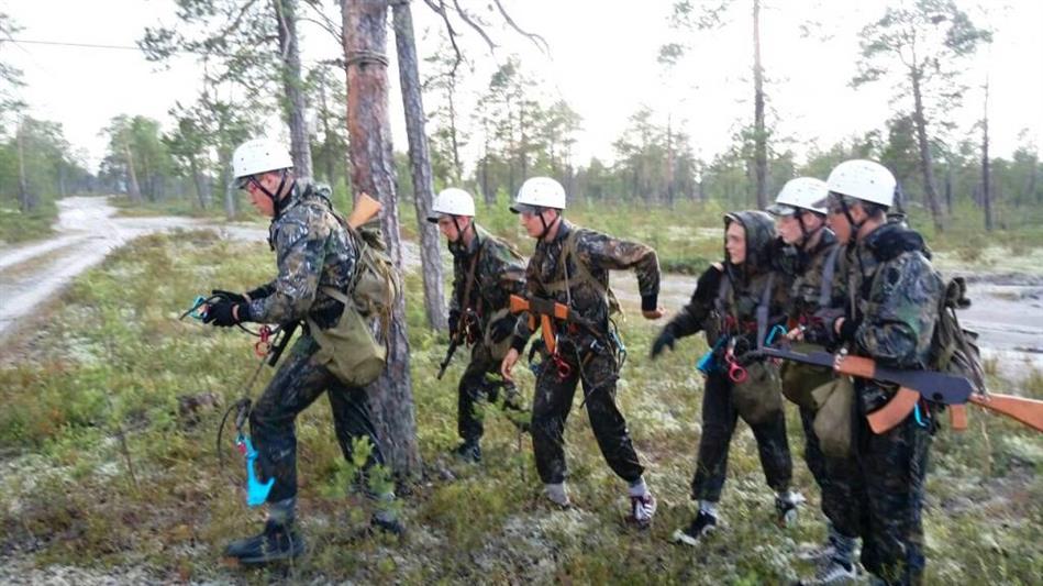 В военно-патриотическом лагере «Школа мужества», где отдыхают дети югорских росгвардейцев, состоялся День открытых дверей (фото, видео)