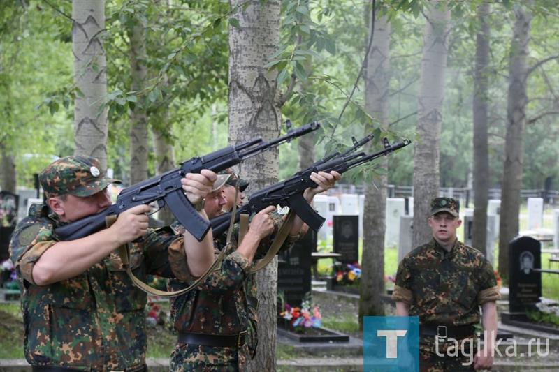 Спецназовцы отряда специального назначения «Урал» приняли участие в перезахоронении останков солдата, погибшего в годы Великой Отечественной войны