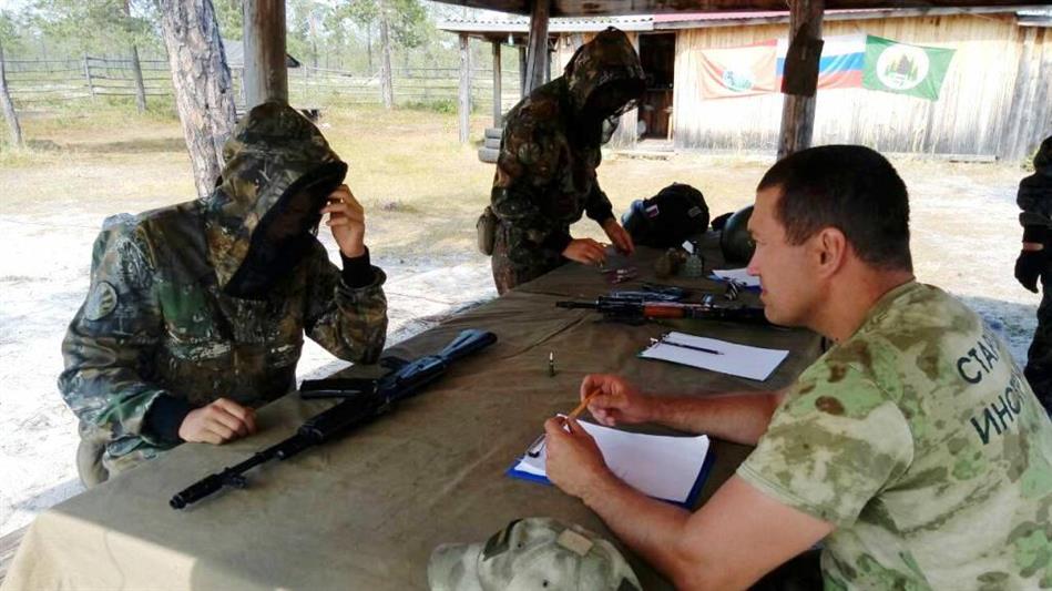 В военно-патриотическом лагере «Школа мужества», где отдыхают дети югорских росгвардейцев, состоялся День открытых дверей (фото, видео)