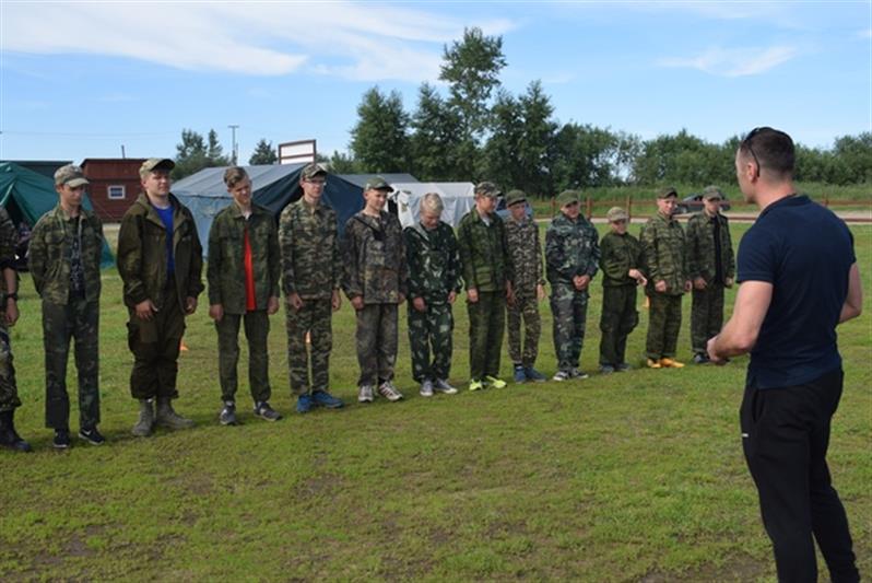 Бойцы архангельского ОМОН провели тренировку для участников военно-патриотического лагеря