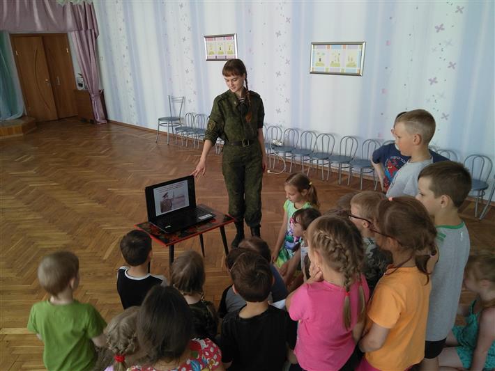 В преддверии знаменательной даты шестилетняя дочь вологодского росгвардейца провела для сверстников занятие по физподготовке