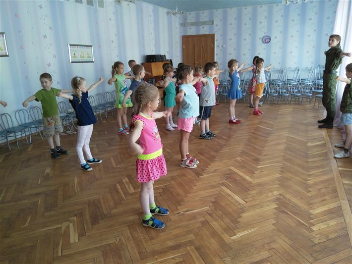 В преддверии знаменательной даты шестилетняя дочь вологодского росгвардейца провела для сверстников занятие по физподготовке